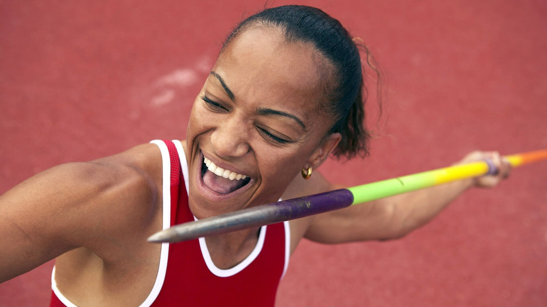 赛段冲刺:在终点线前的最后一秒突破,径赛终点线